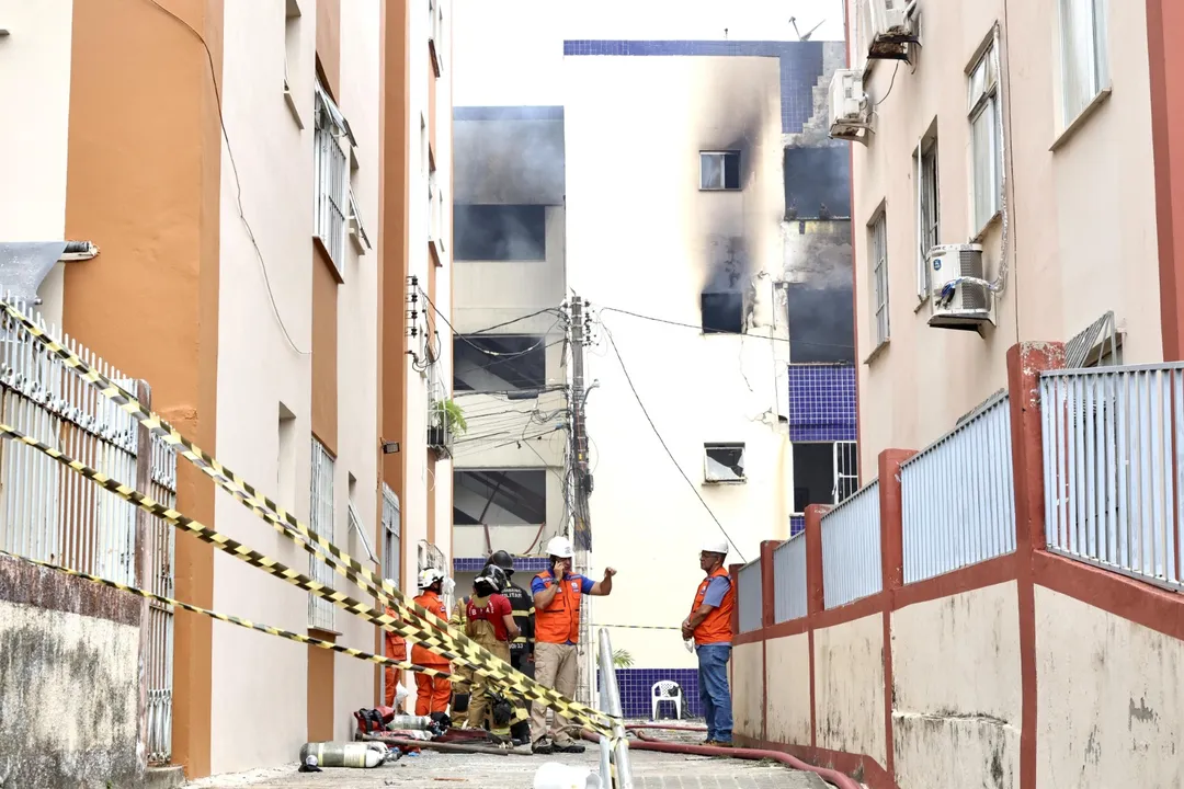 Demolição de prédio atingido por explosão começa no Stiep, em Salvador