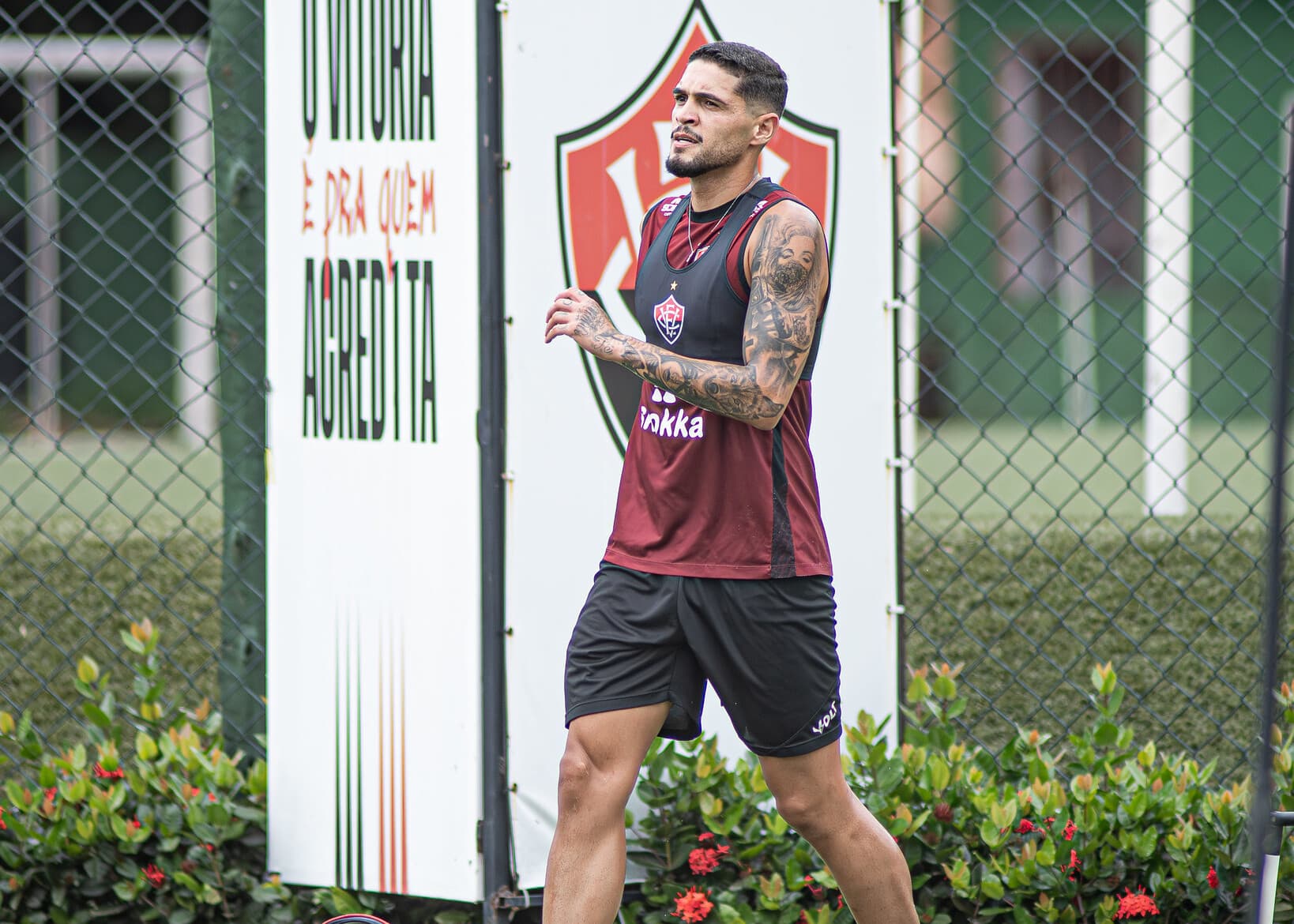 Vitória tem zagueiro de volta após lesão em meio a desfalques na defesa