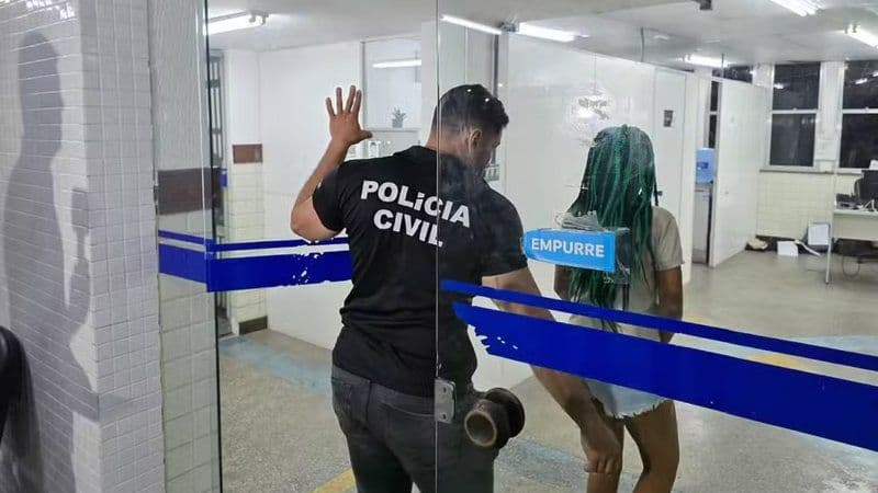 Mulher é presa por roubo em metrô de Salvador; comparsa já estava detido