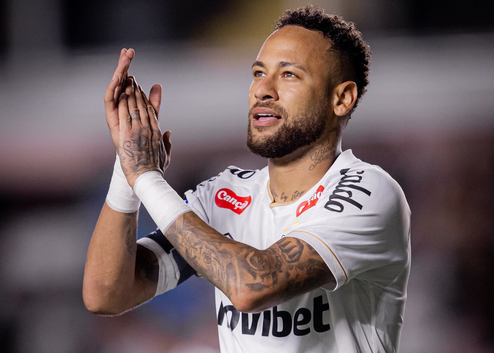 Neymar discute com torcedor na Vila Belmiro e promete evitar polêmicas