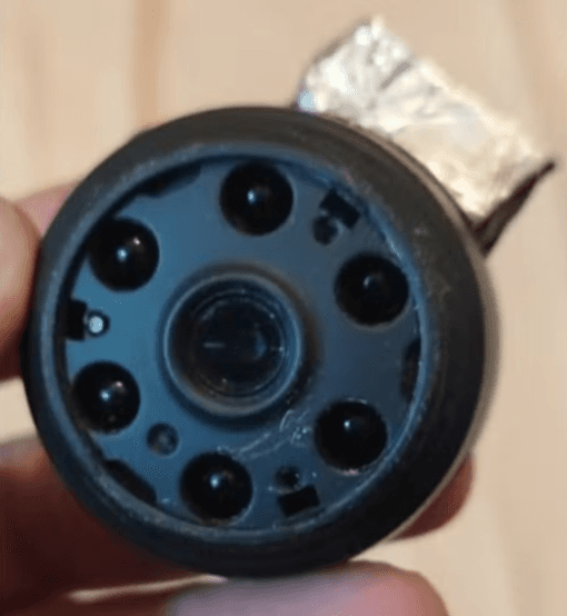 Mulher encontra câmera escondida no quarto após término de relacionamento