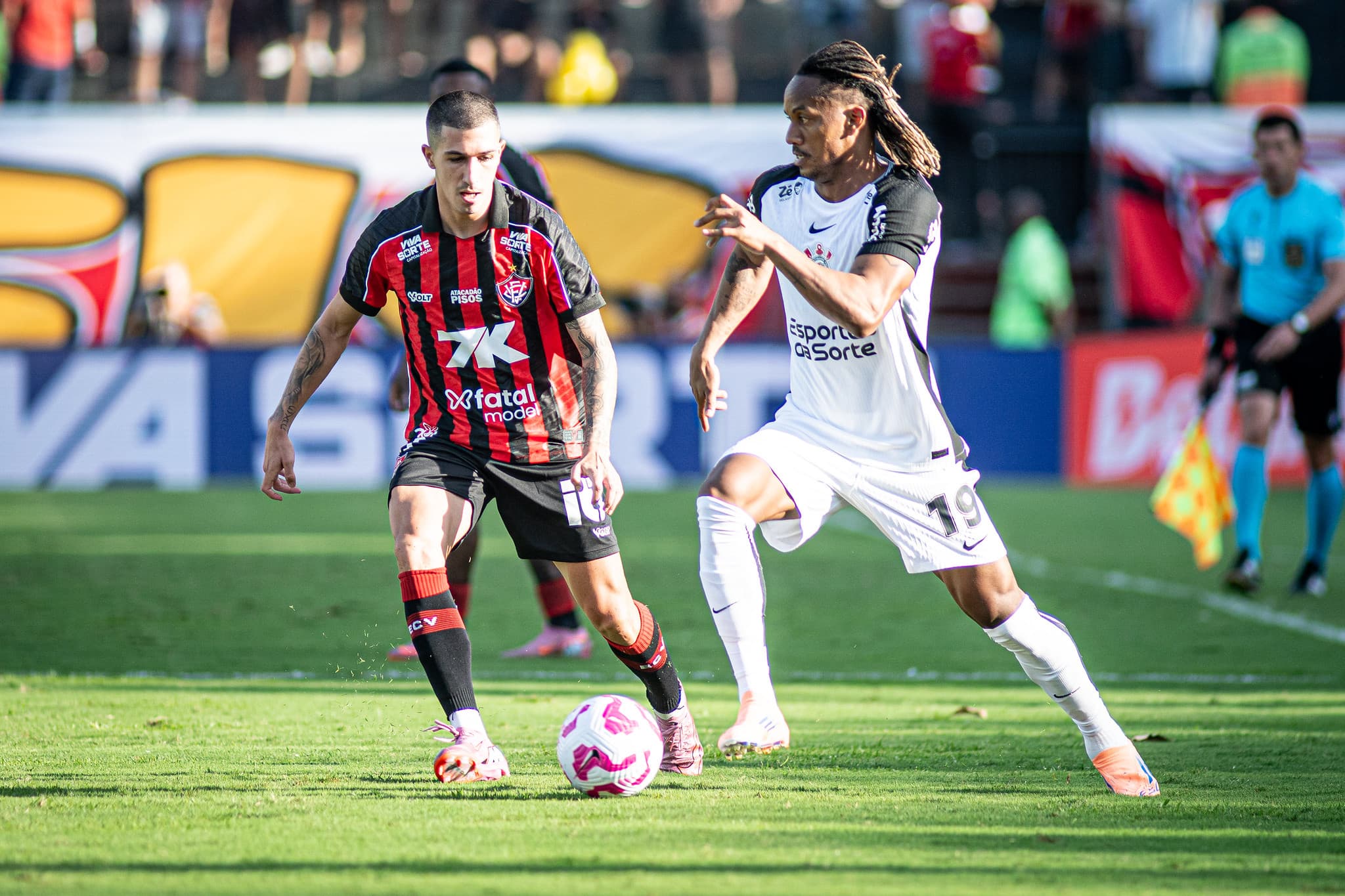 Vitória enfrenta Corinthians no Barradão pelo Brasileirão neste sábado