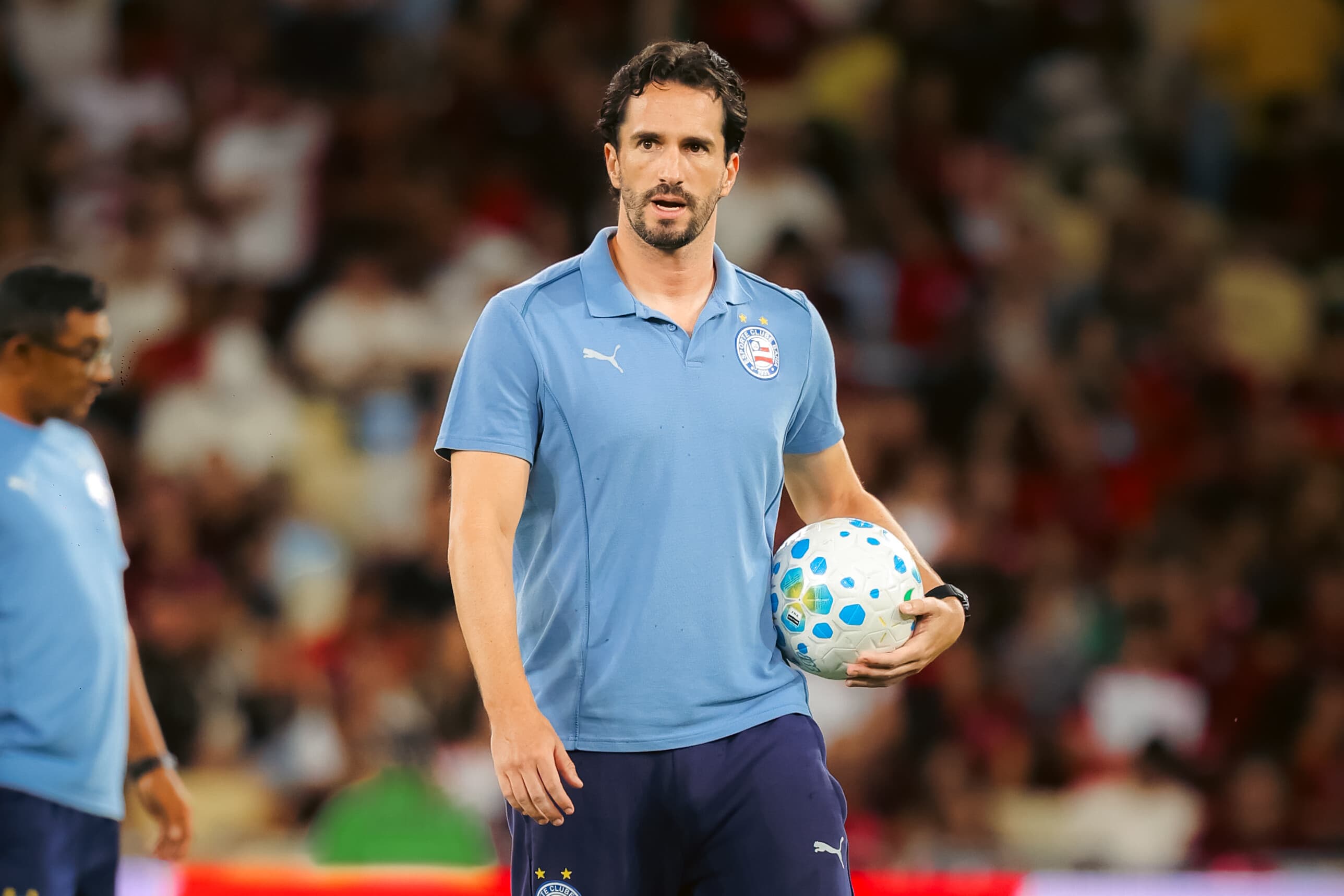 Ceni usa fone em jogo do Bahia e gera polêmica sobre comunicação proibida