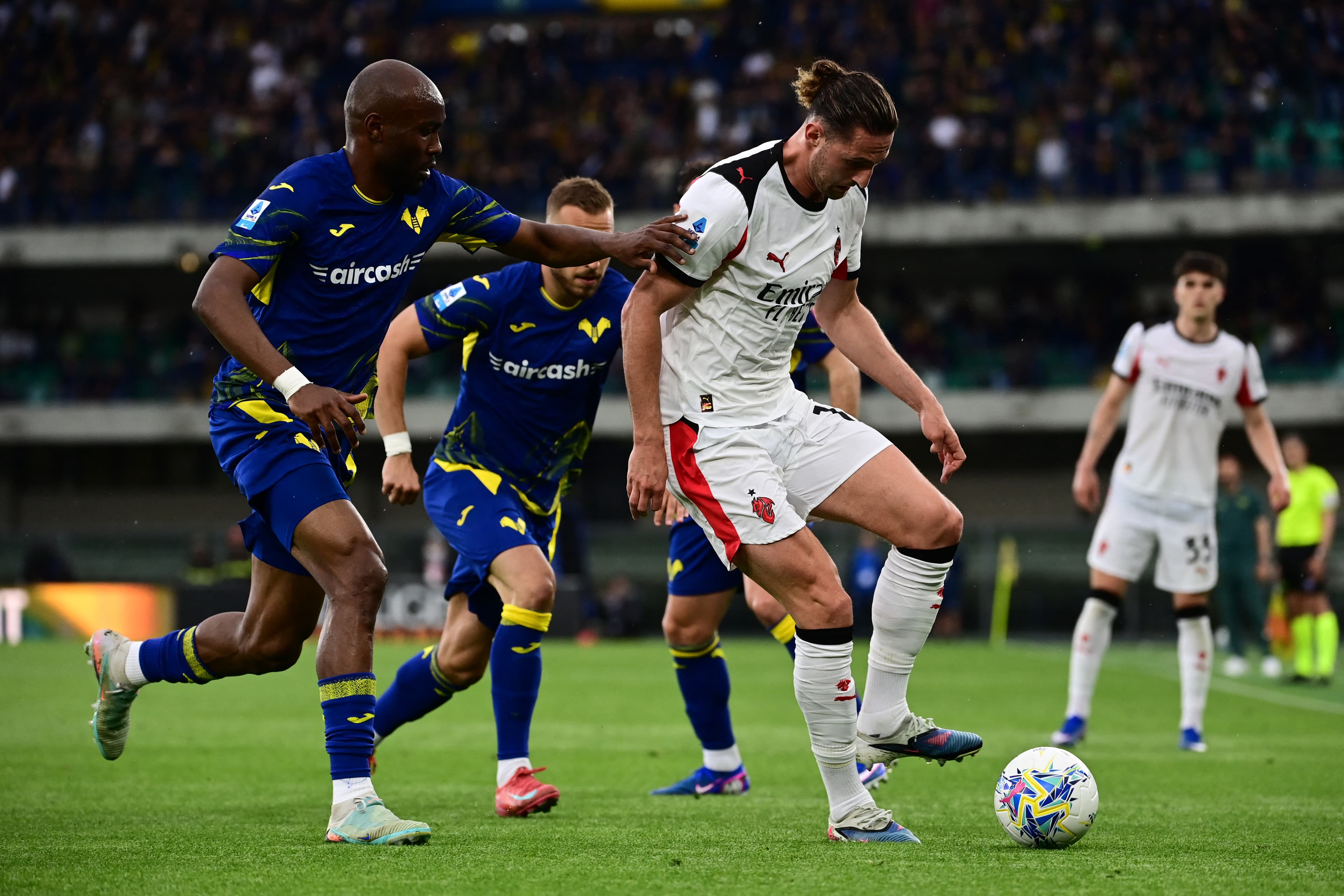 Milão investiga 50 jogadores de futebol em esquema de festas com prostituição