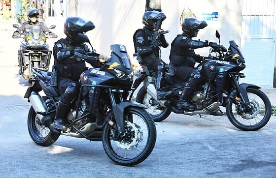 Criança é resgatada de 'tribunal do crime' após ser forçada a cavar cova