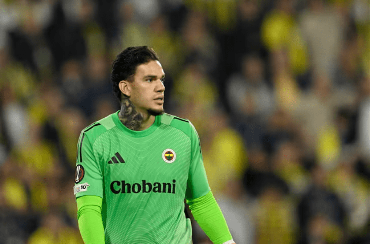 Goleiro Ederson é expulso e agride cabine do VAR em clássico turco