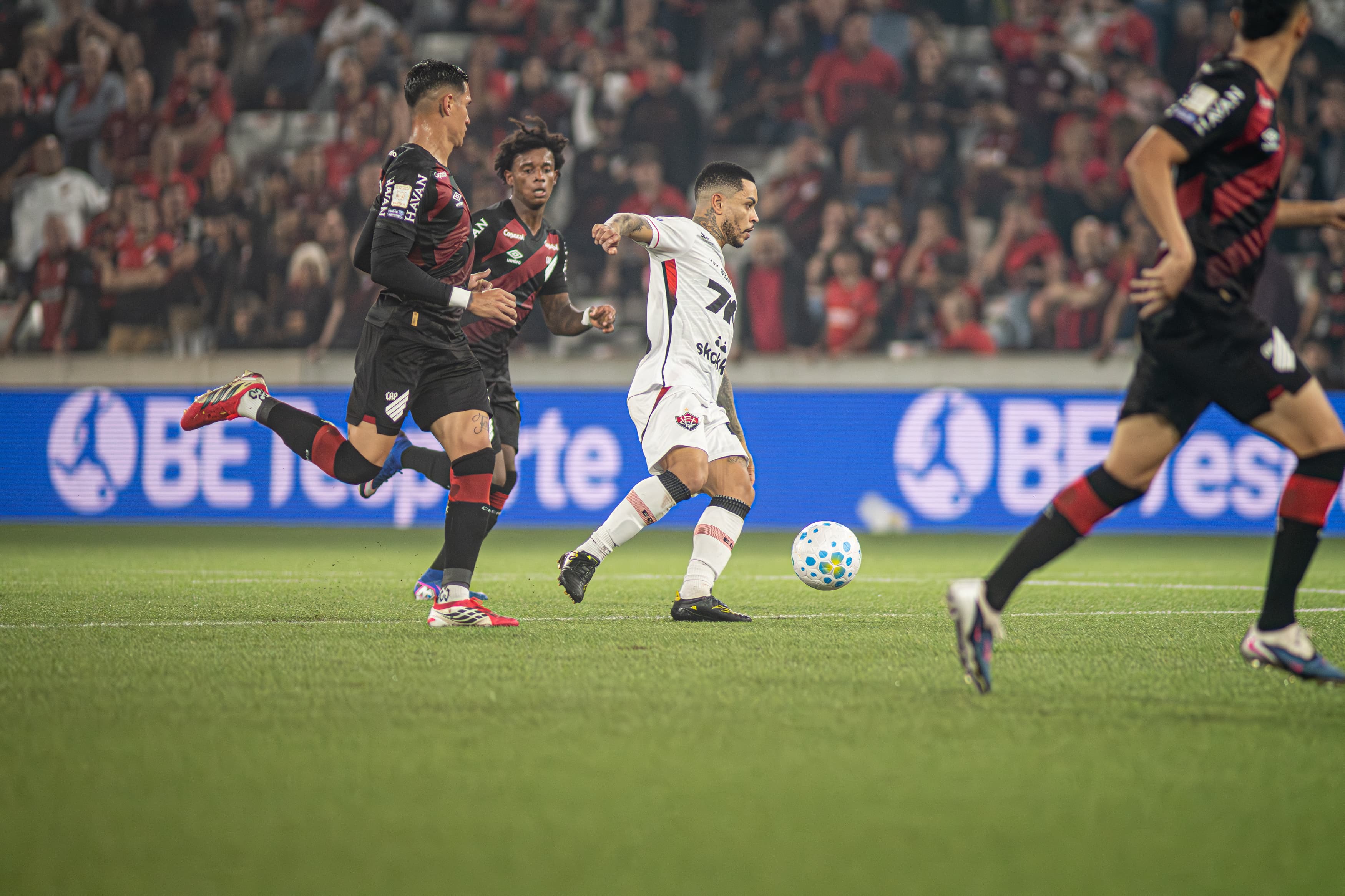 Vitória perde para Athletico com arbitragem polêmica no Brasileirão