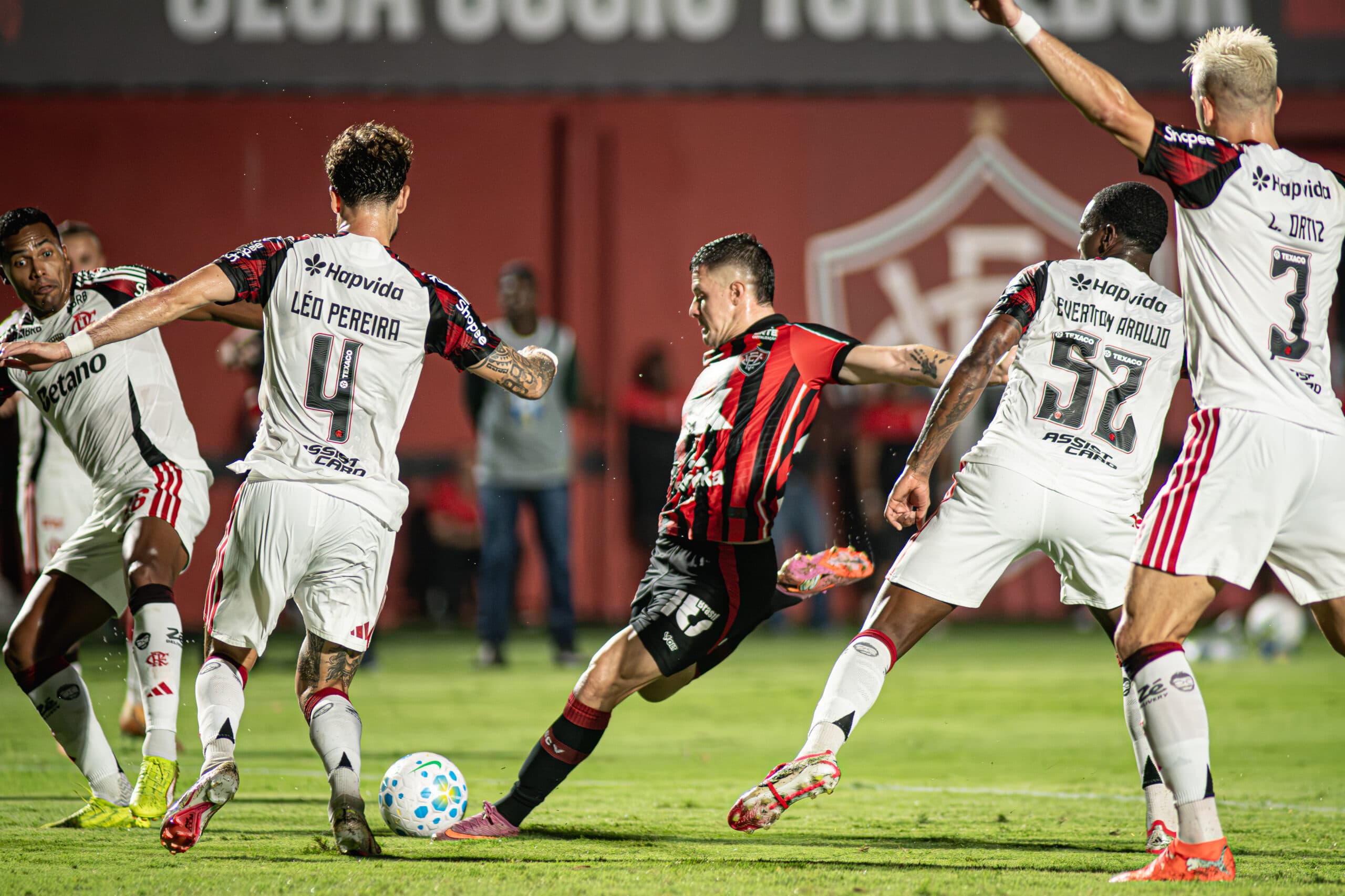 Vitória enfrenta Flamengo no Barradão pela Copa do Brasil nesta quinta (14)