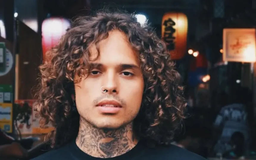 O cantor mantém o namoro longe da mídia -