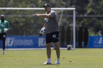 Para o jogo decisivo contra o Botafogo, Rogério Ceni chama o jovem Sidney, volante que teve seu contrato renovado recentemente. O Pivete de Aço é opção no banco. -