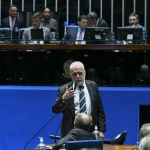 Senador Jaques Wagner no plenário do Congresso -