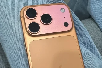 iPhone 17 na cor Laranja Cósmico -
