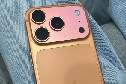 iPhone 17 na cor Laranja Cósmico -