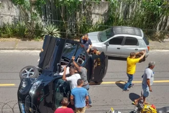 Moradores ajudaram idosa após capotamento de carro -
