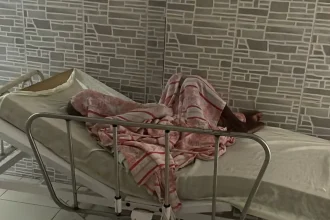A responsável pelo abrigo, que já havia sido registrada em outros endereços anteriormente, foi presa em flagrante durante a ação -
